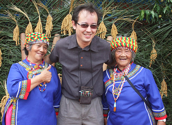 Tony Coolidge meets two Bunun women